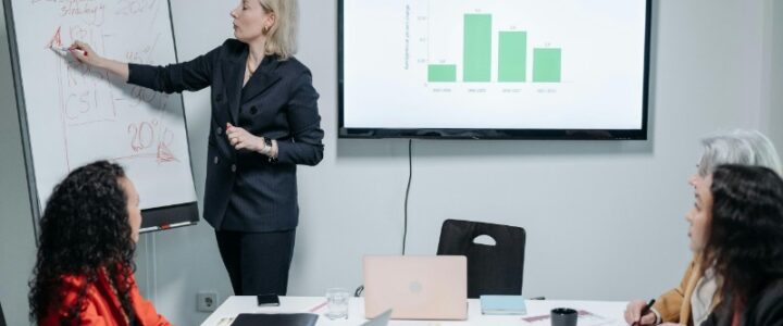 Maîtrisez votre évolution de carrière : stratégies pour gagner plus sans changer d’emploi